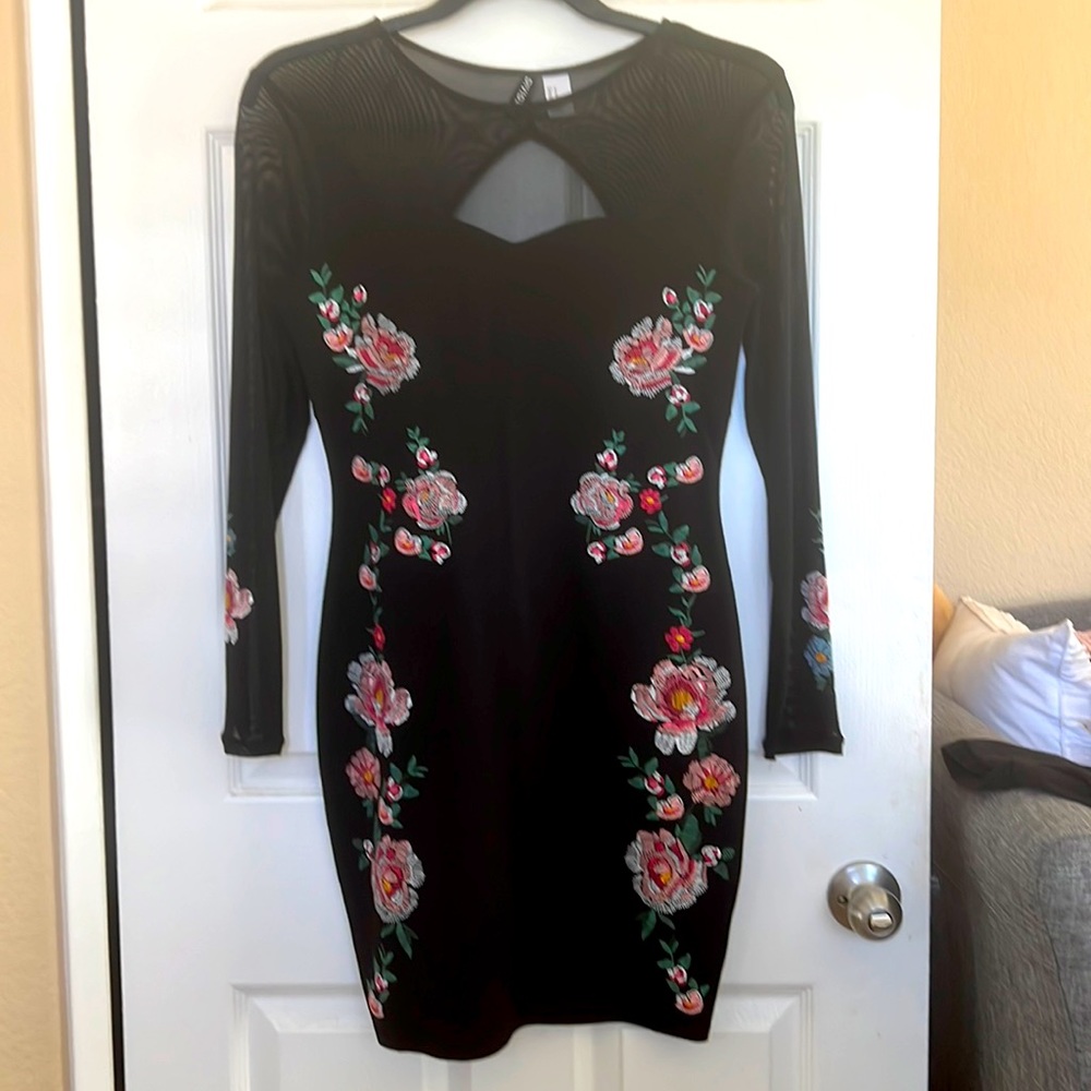 A Black with Floral deco mini dress in Mesh top and sleeves❤️